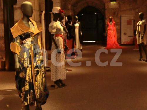Výstava designového oblečení v prostorách citadely